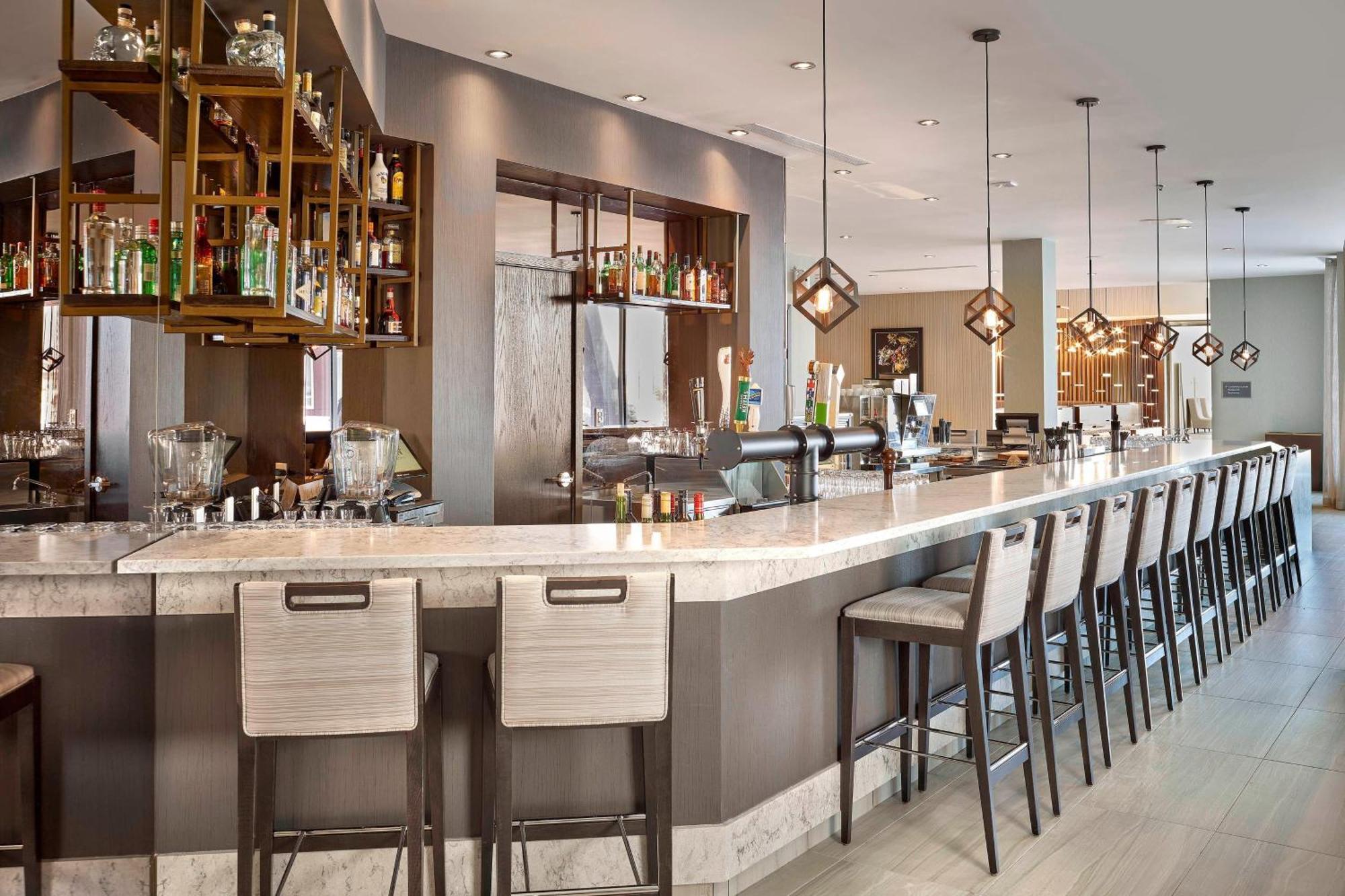 The Westin Calgary Airport Hotel Екстериор снимка